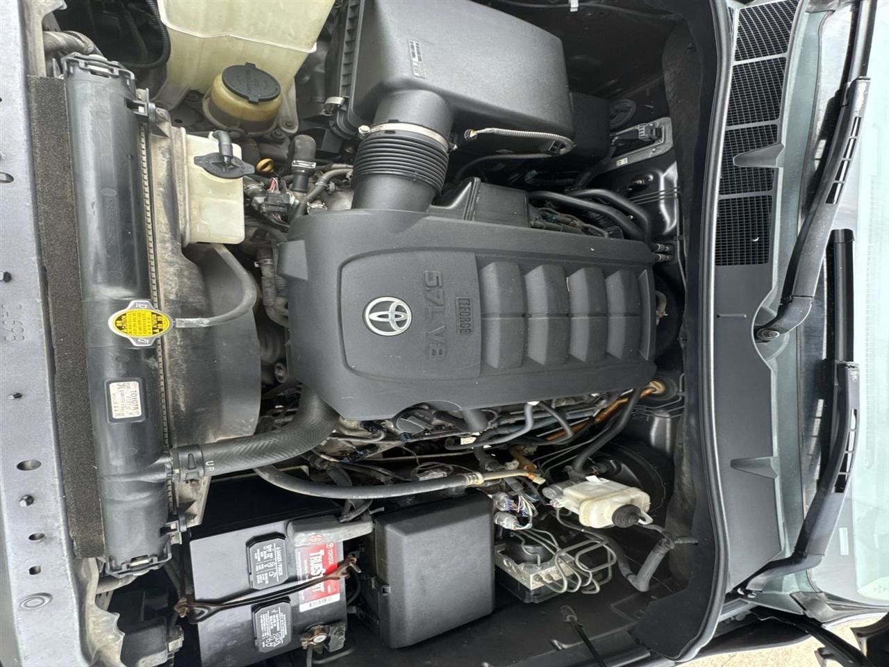 Toyota Tundra Tundra-Grade CrewMax 5.7L 2WD 2012