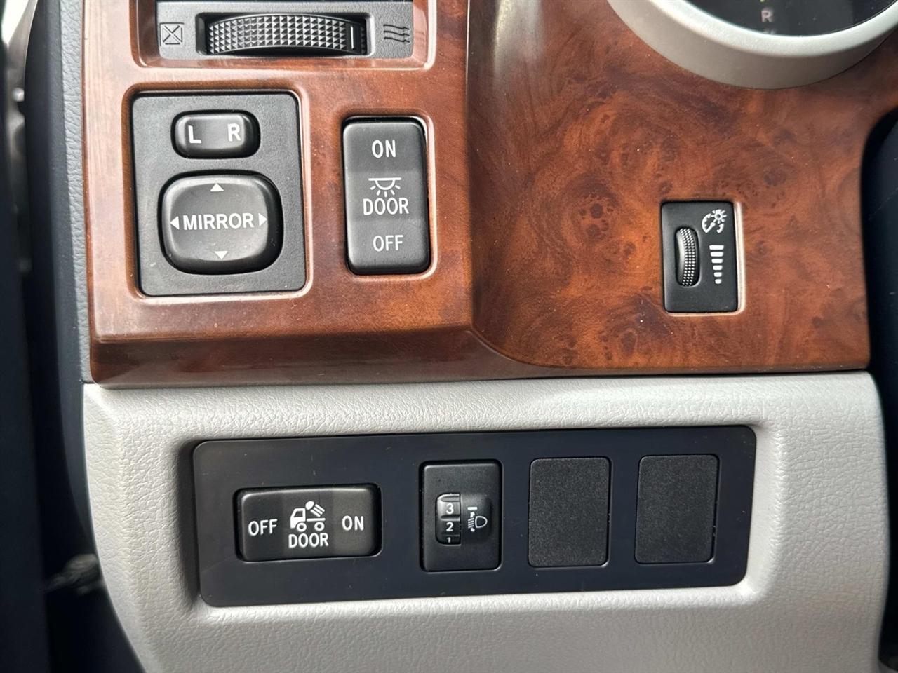 Toyota Tundra Tundra-Grade CrewMax 5.7L 2WD 2012