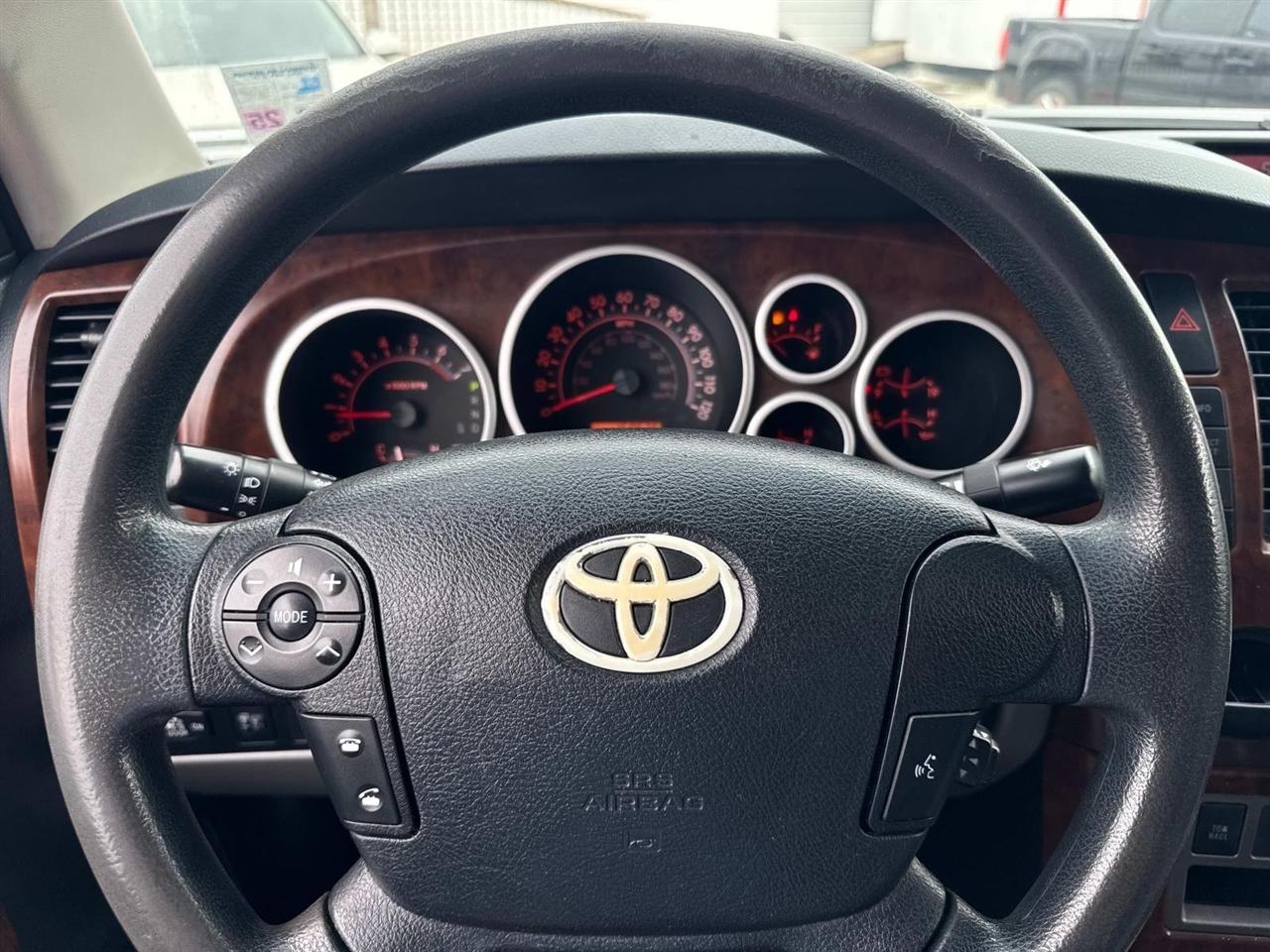 Toyota Tundra Tundra-Grade CrewMax 5.7L 2WD 2012