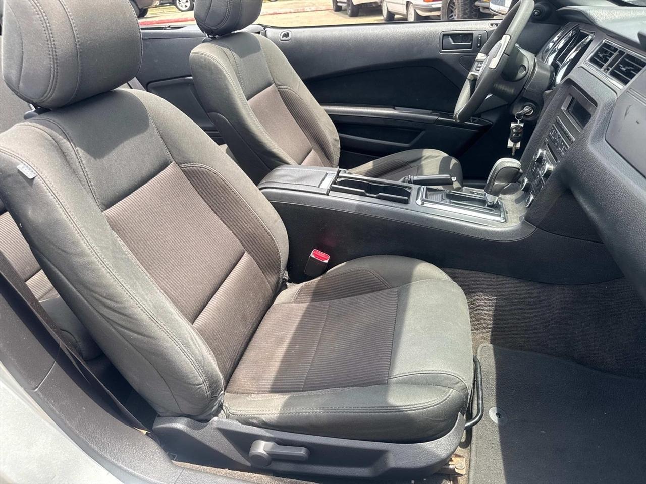 Ford Mustang V6 Convertible 2014