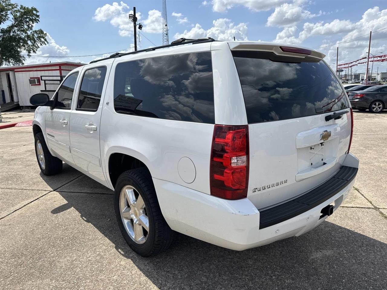 Chevrolet Suburban LT 1500 2WD 2011