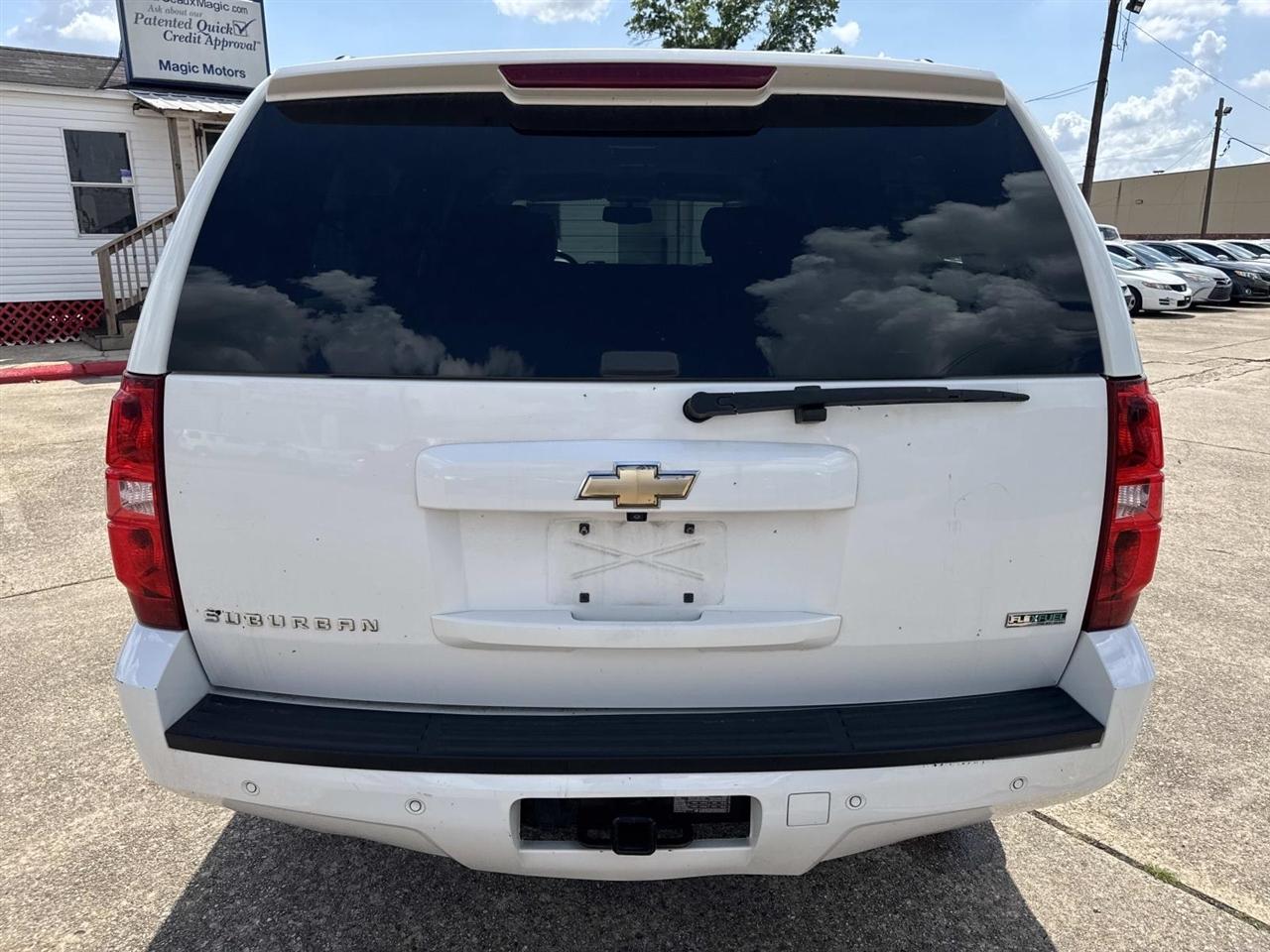 Chevrolet Suburban LT 1500 2WD 2011