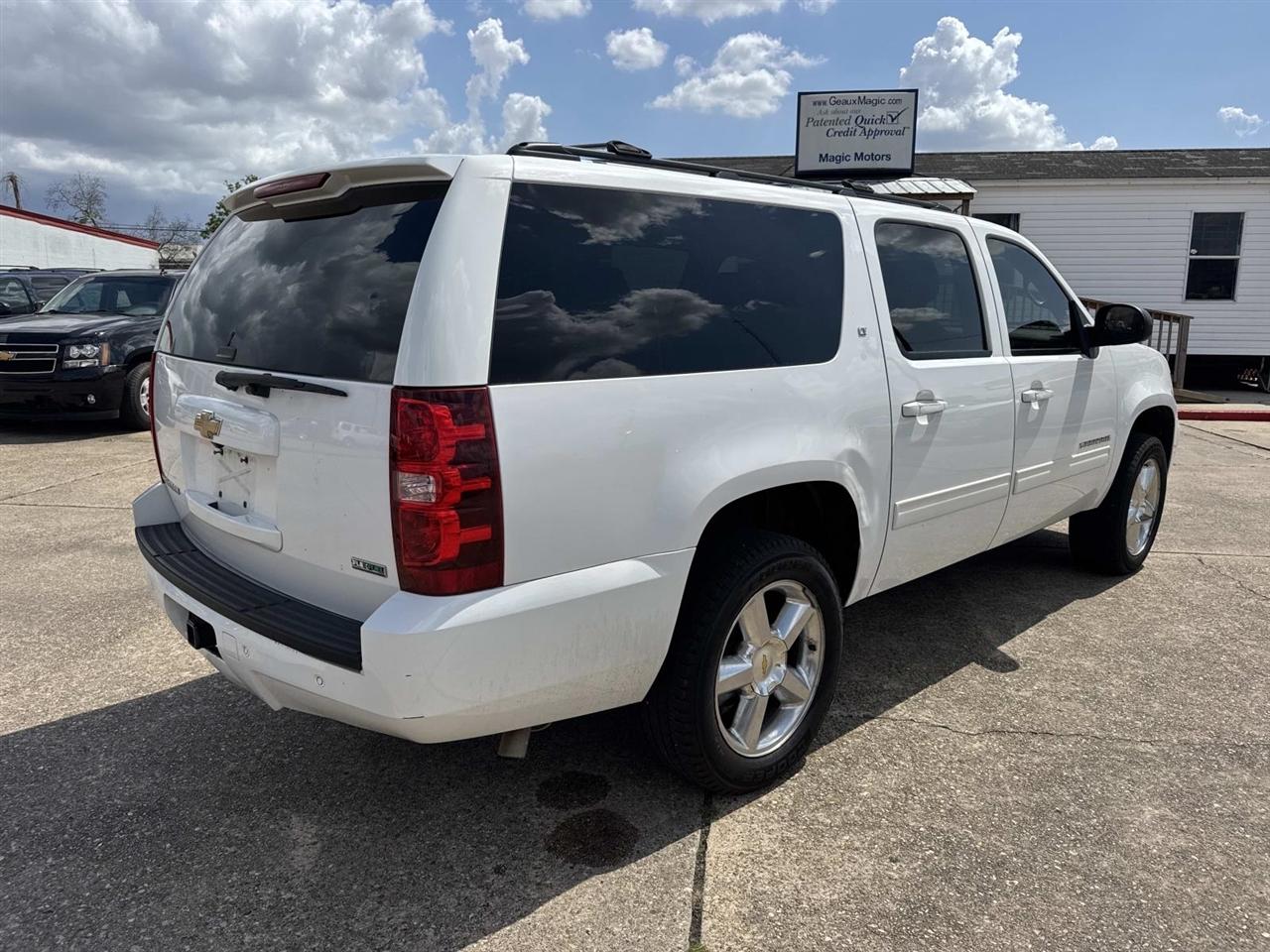 Chevrolet Suburban LT 1500 2WD 2011
