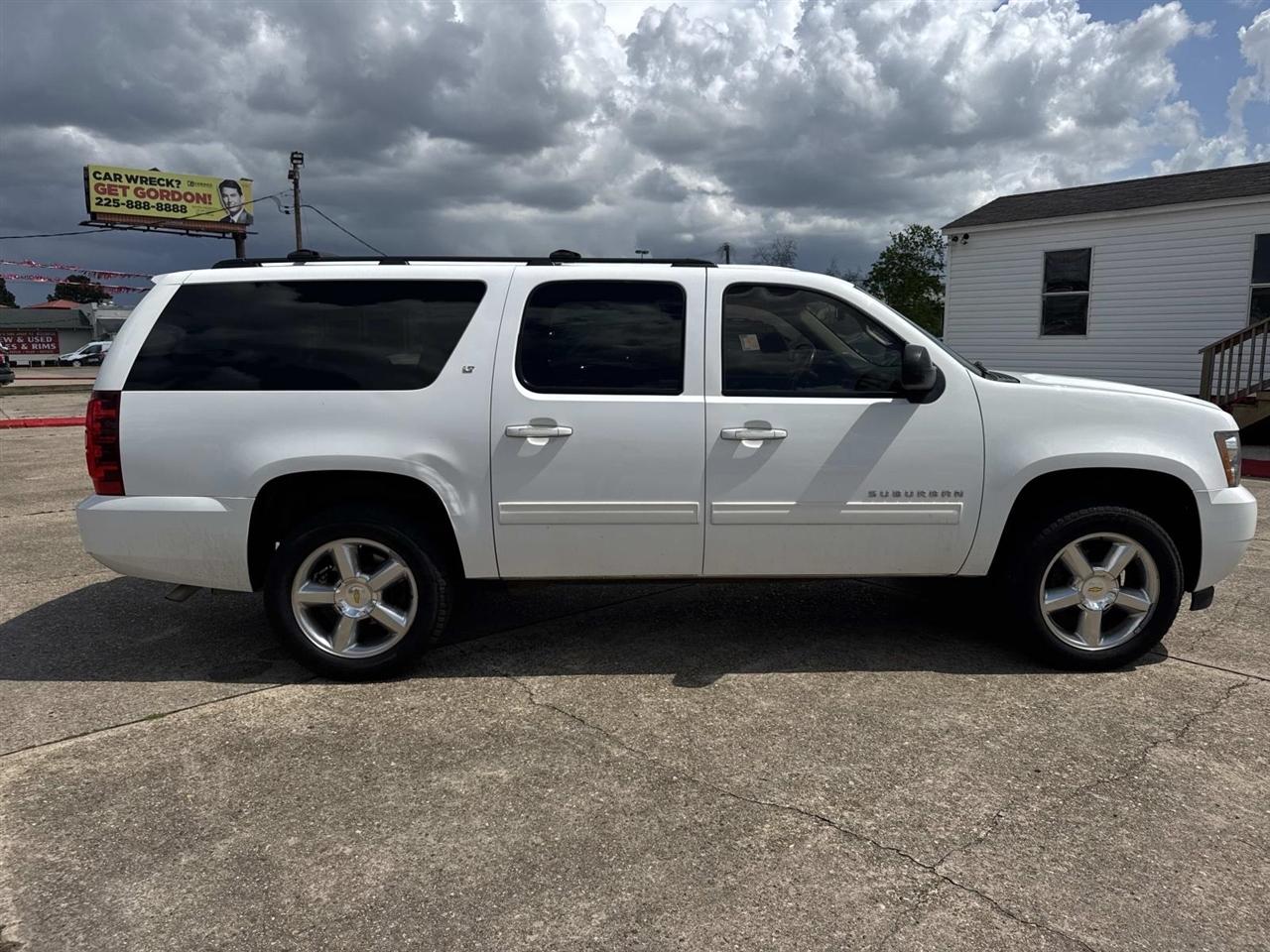 Chevrolet Suburban LT 1500 2WD 2011