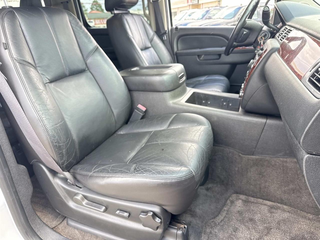 Chevrolet Suburban LT 1500 2WD 2011