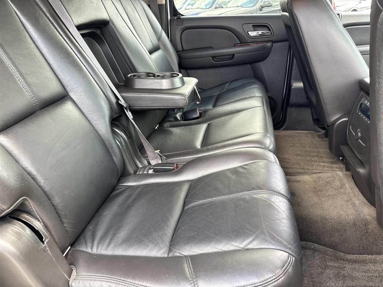 Chevrolet Suburban LT 1500 2WD 2011