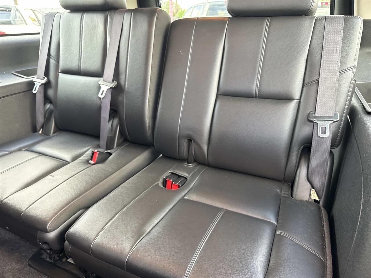 Chevrolet Suburban LT 1500 2WD 2011