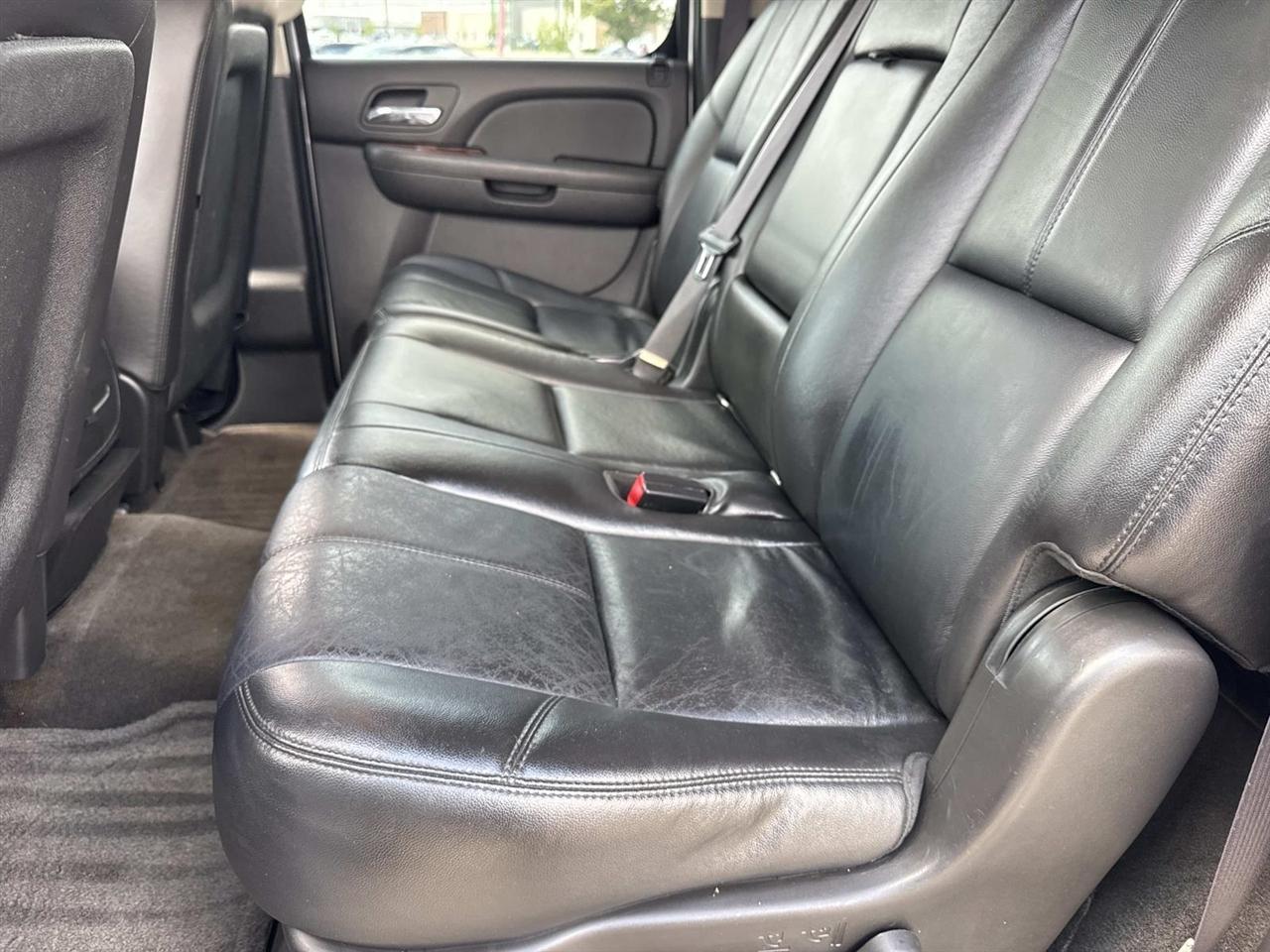 Chevrolet Suburban LT 1500 2WD 2011