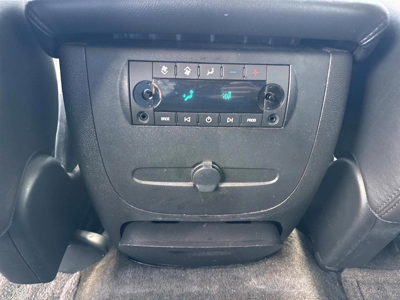 Chevrolet Suburban LT 1500 2WD 2011