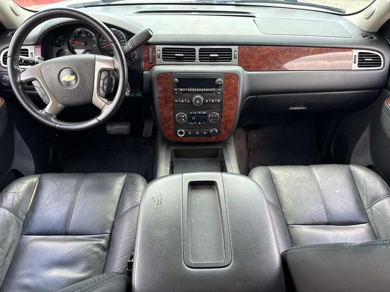 Chevrolet Suburban LT 1500 2WD 2011