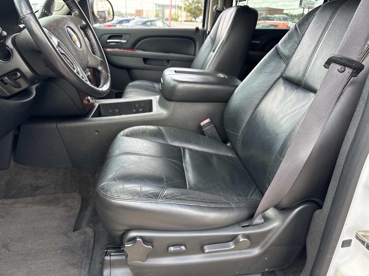 Chevrolet Suburban LT 1500 2WD 2011