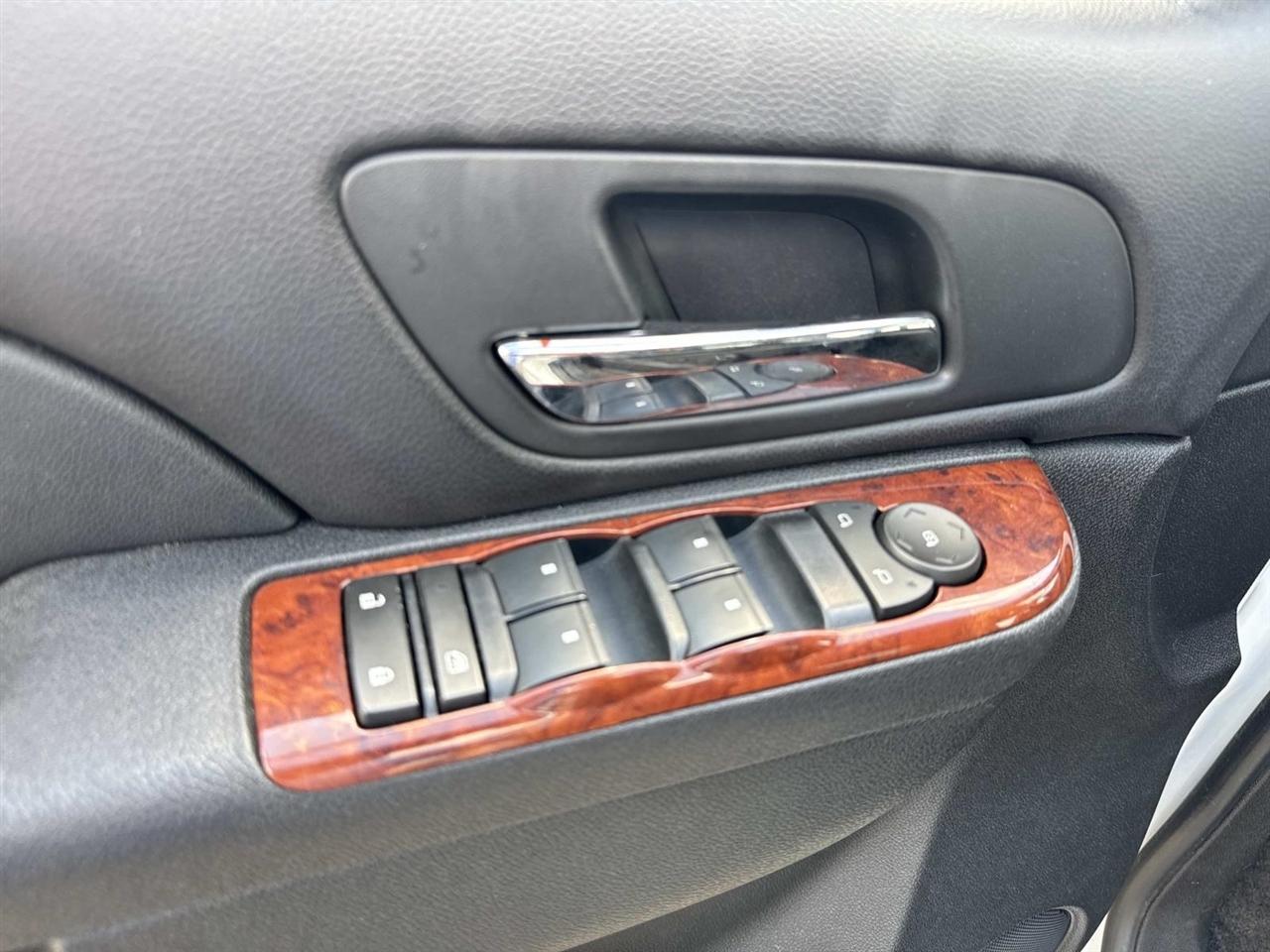 Chevrolet Suburban LT 1500 2WD 2011