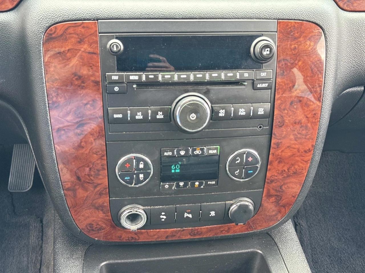 Chevrolet Suburban LT 1500 2WD 2011