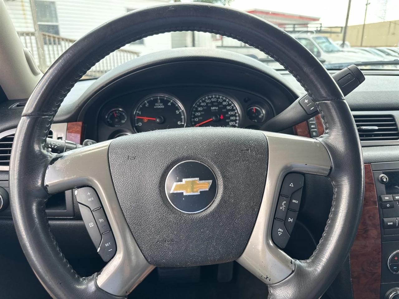 Chevrolet Suburban LT 1500 2WD 2011