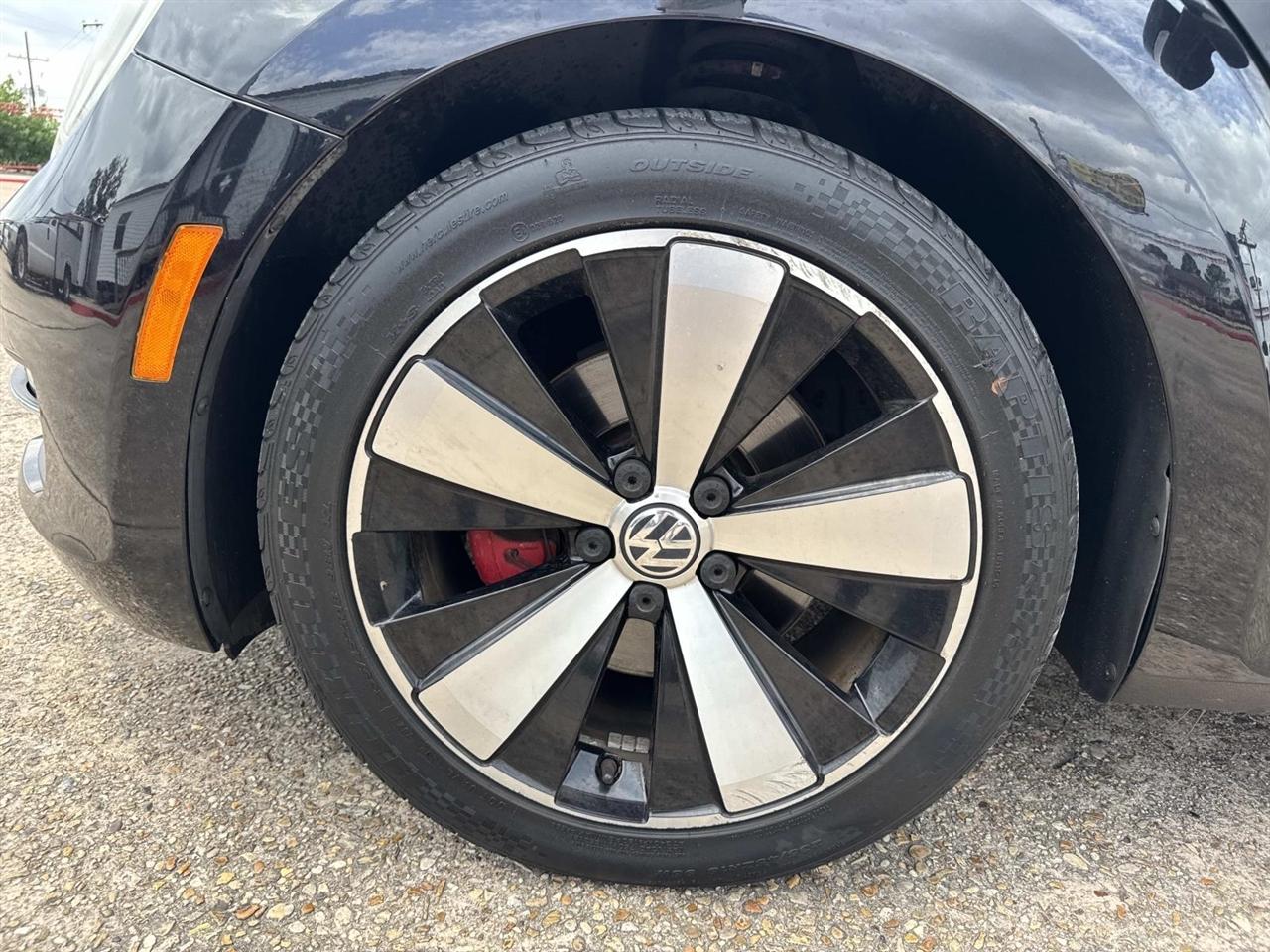 Volkswagen Beetle 2.0T Turbo w/Sunroof & Sound 2013