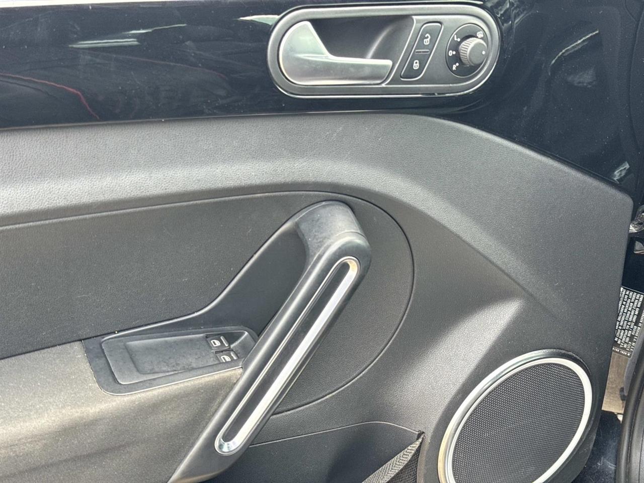 Volkswagen Beetle 2.0T Turbo w/Sunroof & Sound 2013