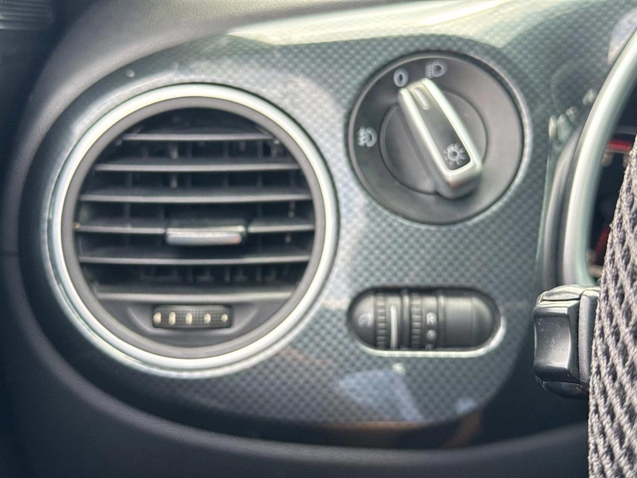 Volkswagen Beetle 2.0T Turbo w/Sunroof & Sound 2013