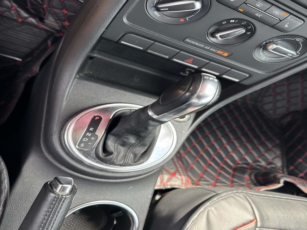 Volkswagen Beetle 2.0T Turbo w/Sunroof & Sound 2013