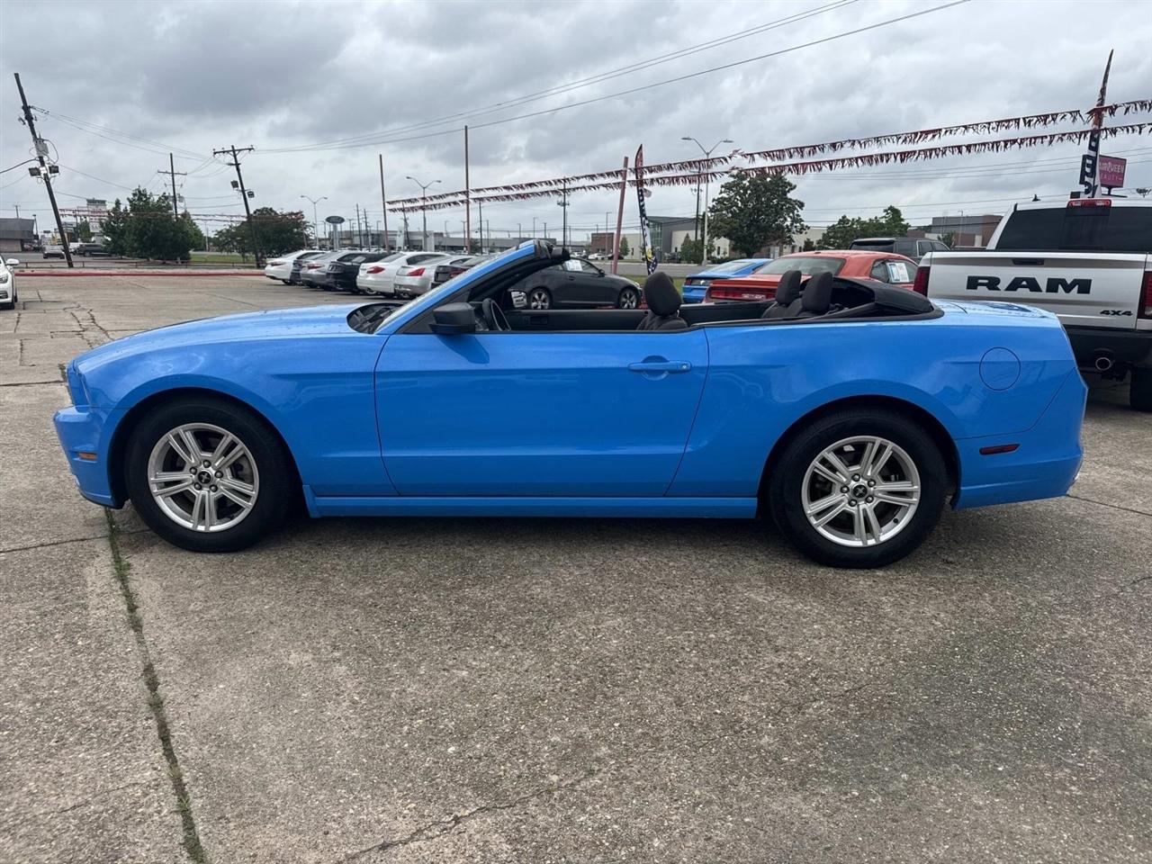 Ford Mustang V6 Convertible 2013