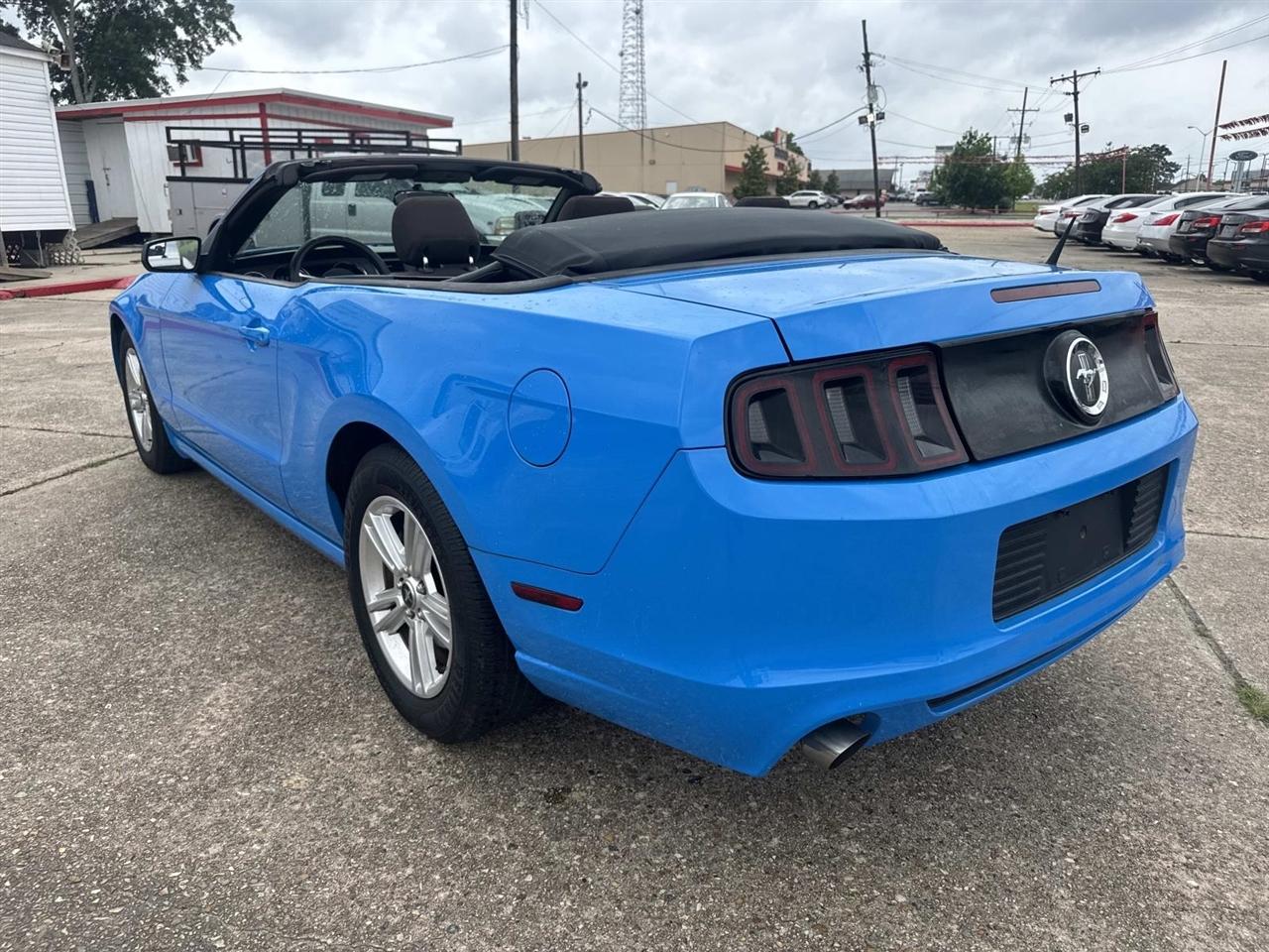 Ford Mustang V6 Convertible 2013