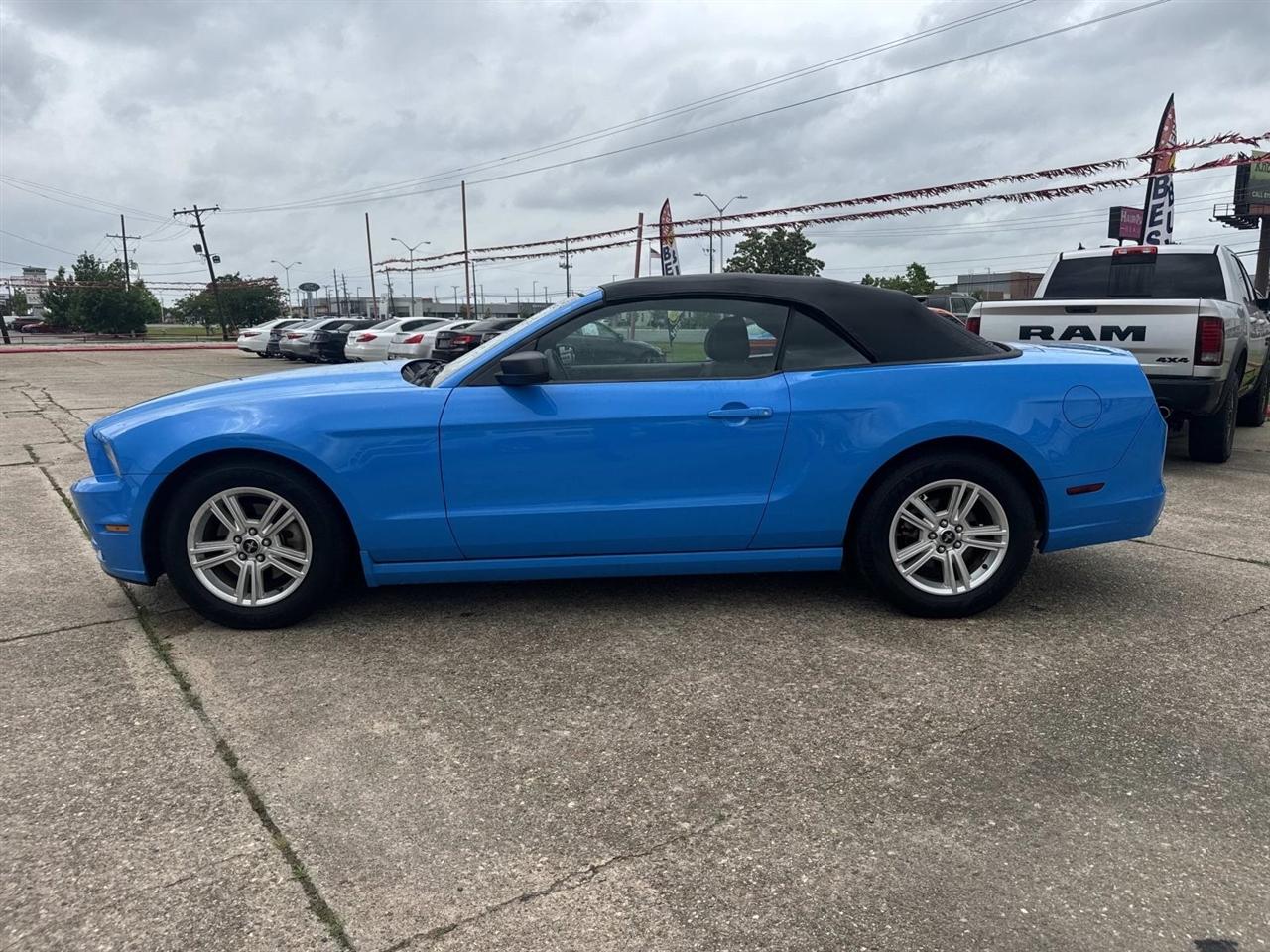 Ford Mustang V6 Convertible 2013