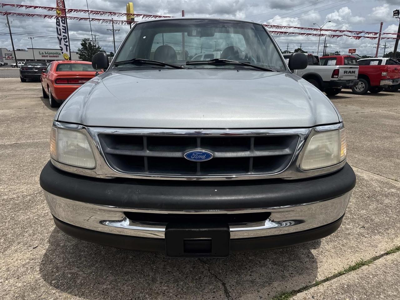 Ford F-150 Reg. Cab Flareside Short Bed 2WD 1997
