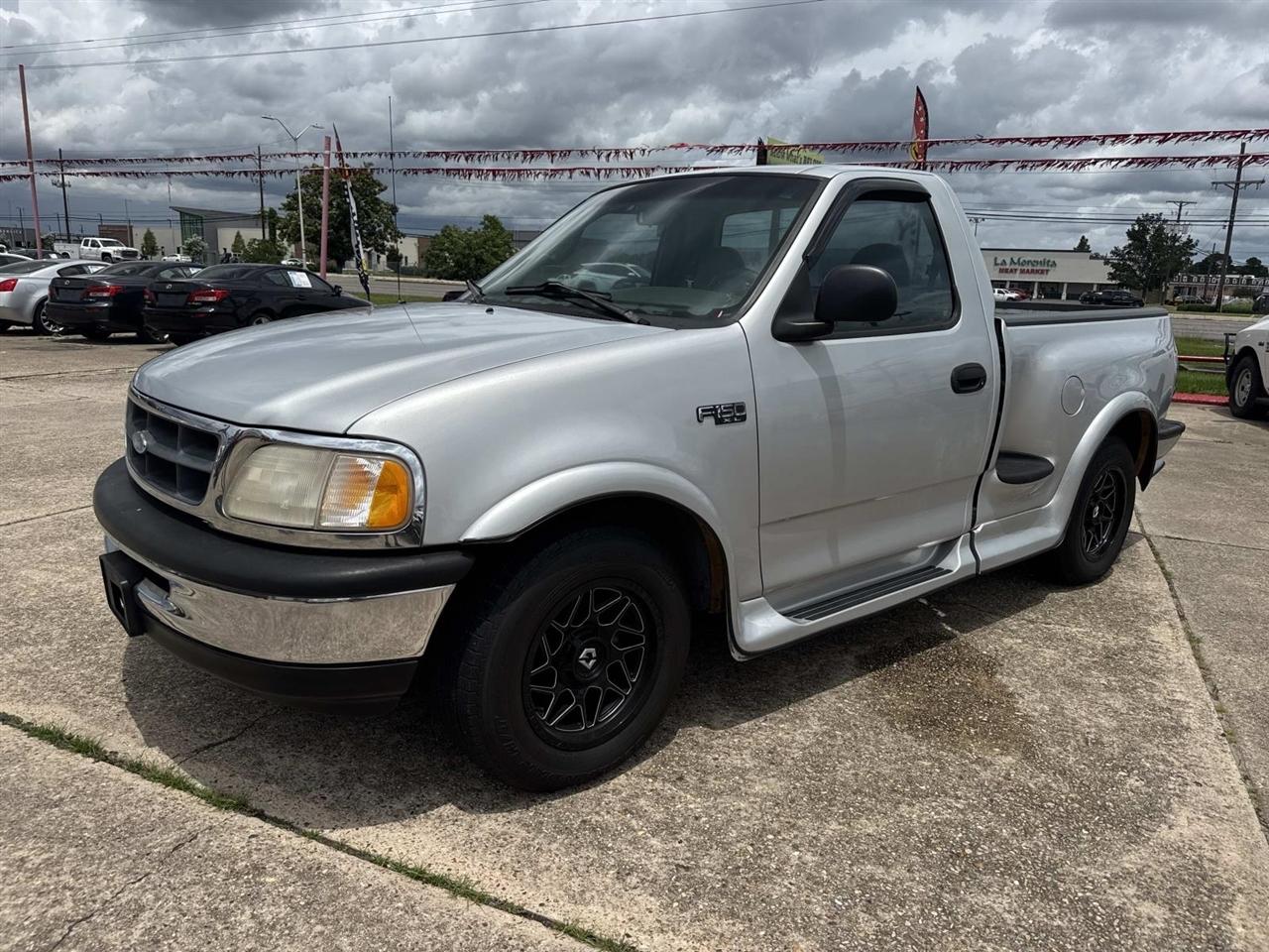 Ford F-150 Reg. Cab Flareside Short Bed 2WD 1997