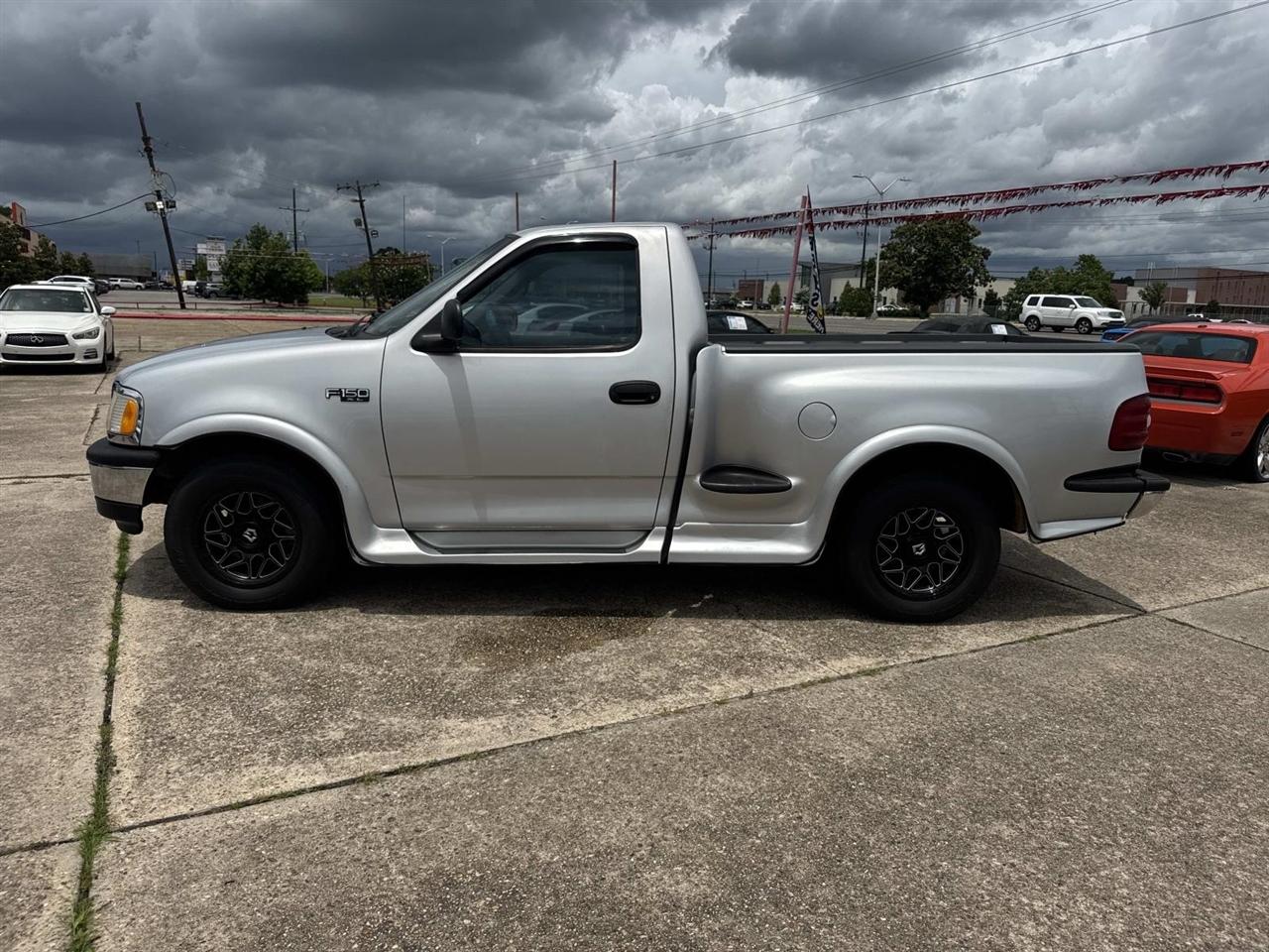 Ford F-150 Reg. Cab Flareside Short Bed 2WD 1997