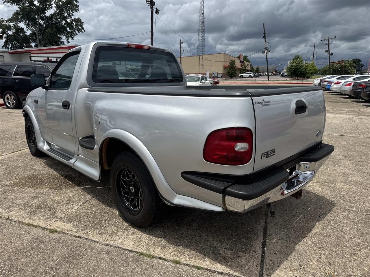 Ford F-150 Reg. Cab Flareside Short Bed 2WD 1997
