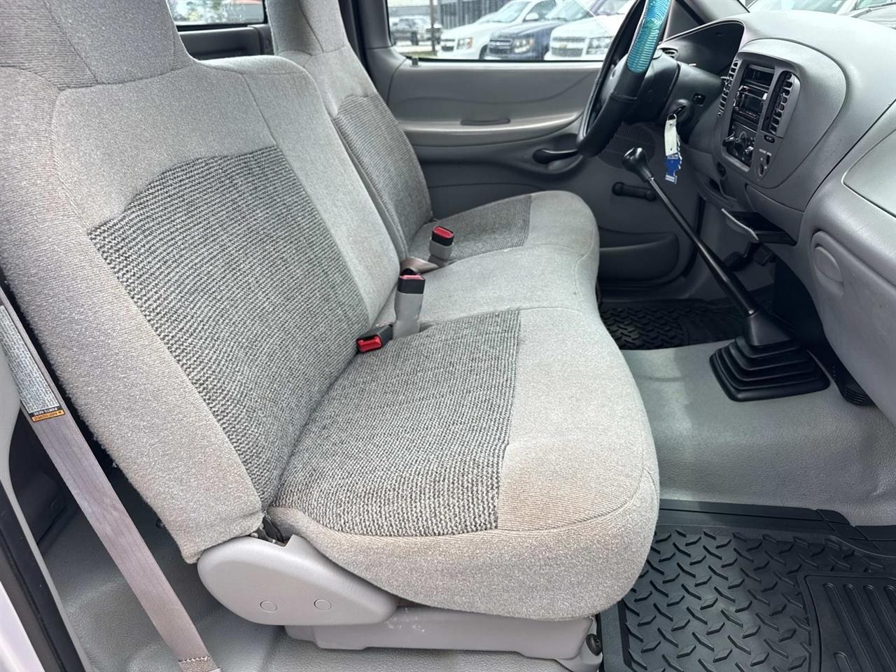 Ford F-150 Reg. Cab Flareside Short Bed 2WD 1997