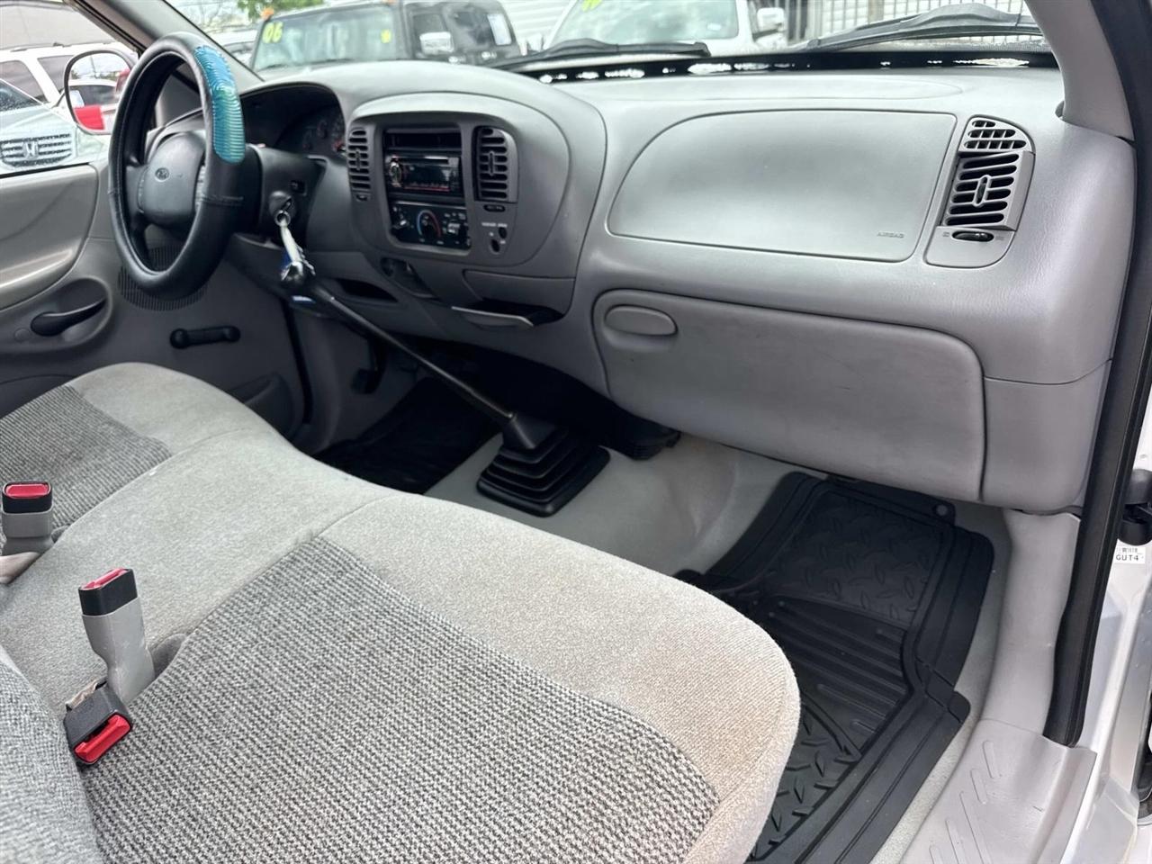 Ford F-150 Reg. Cab Flareside Short Bed 2WD 1997