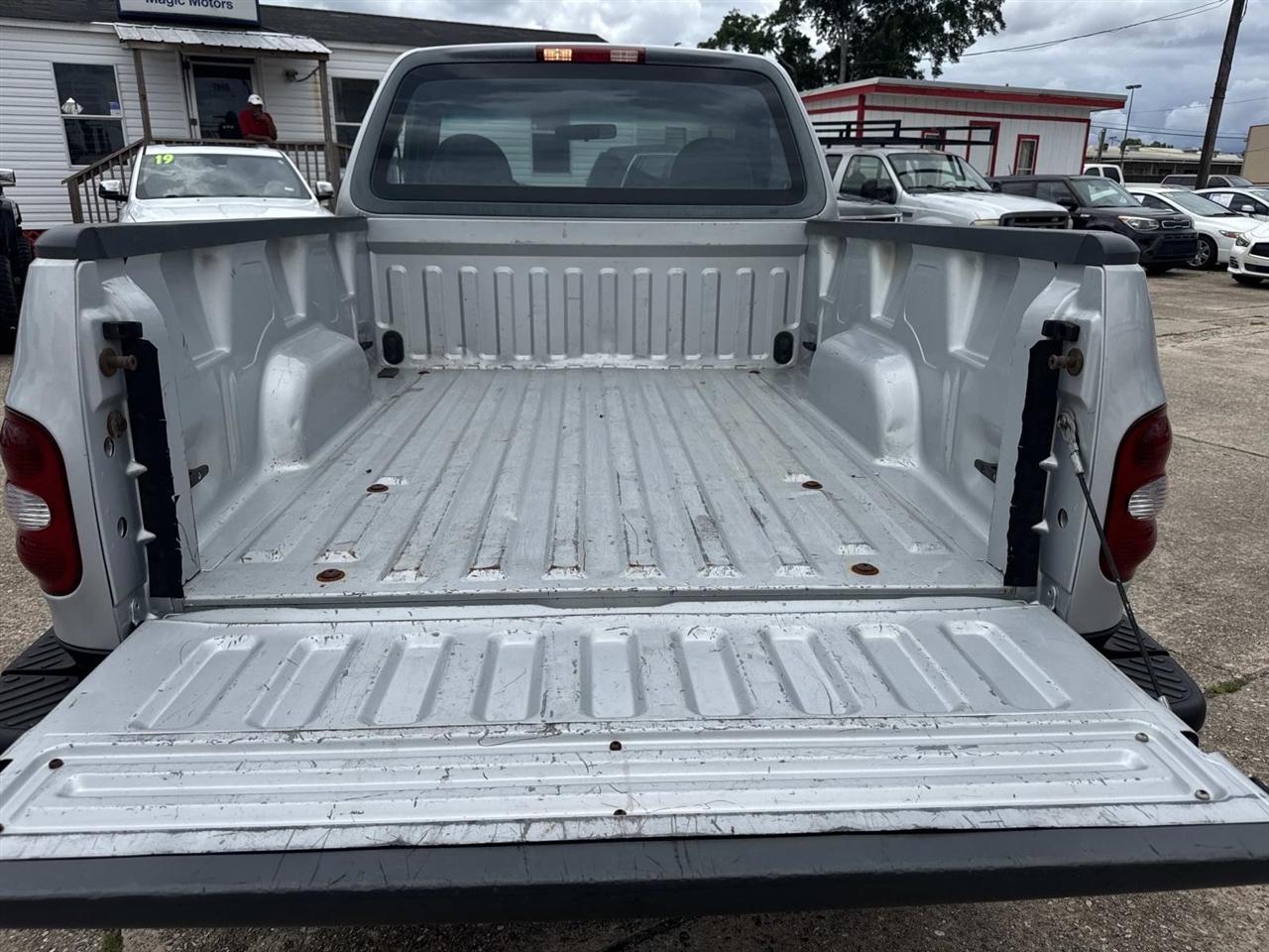 Ford F-150 Reg. Cab Flareside Short Bed 2WD 1997