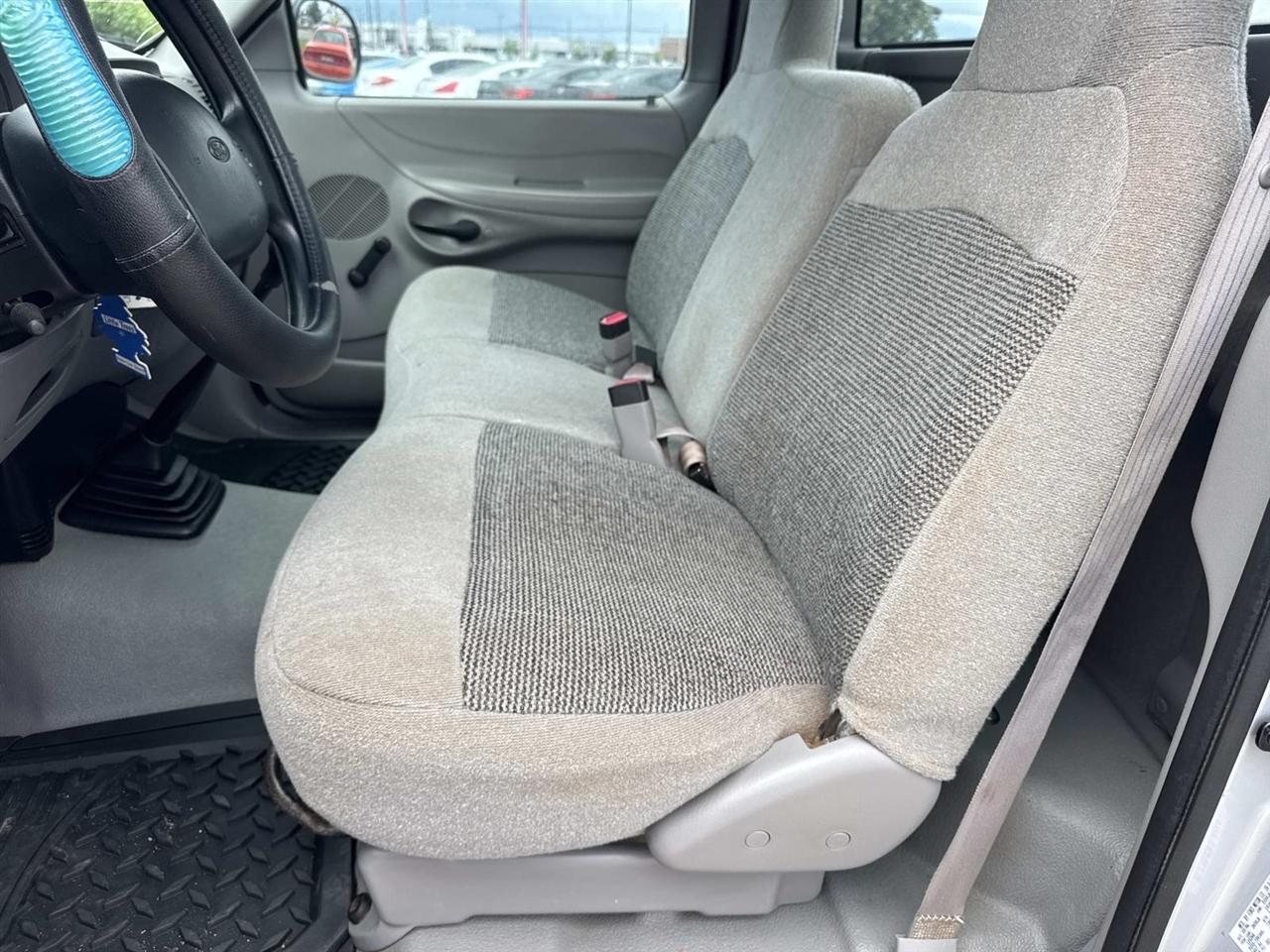 Ford F-150 Reg. Cab Flareside Short Bed 2WD 1997