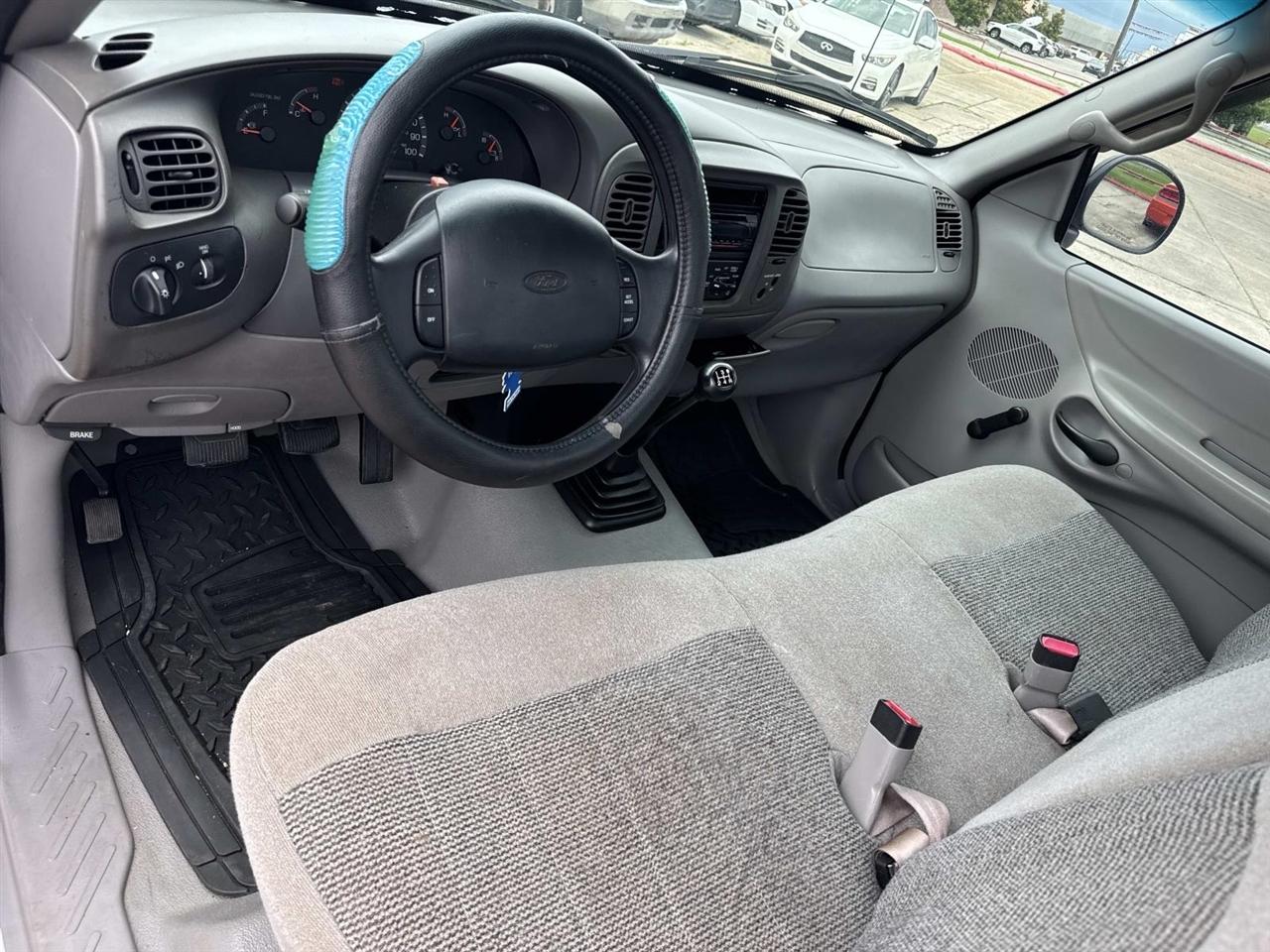 Ford F-150 Reg. Cab Flareside Short Bed 2WD 1997