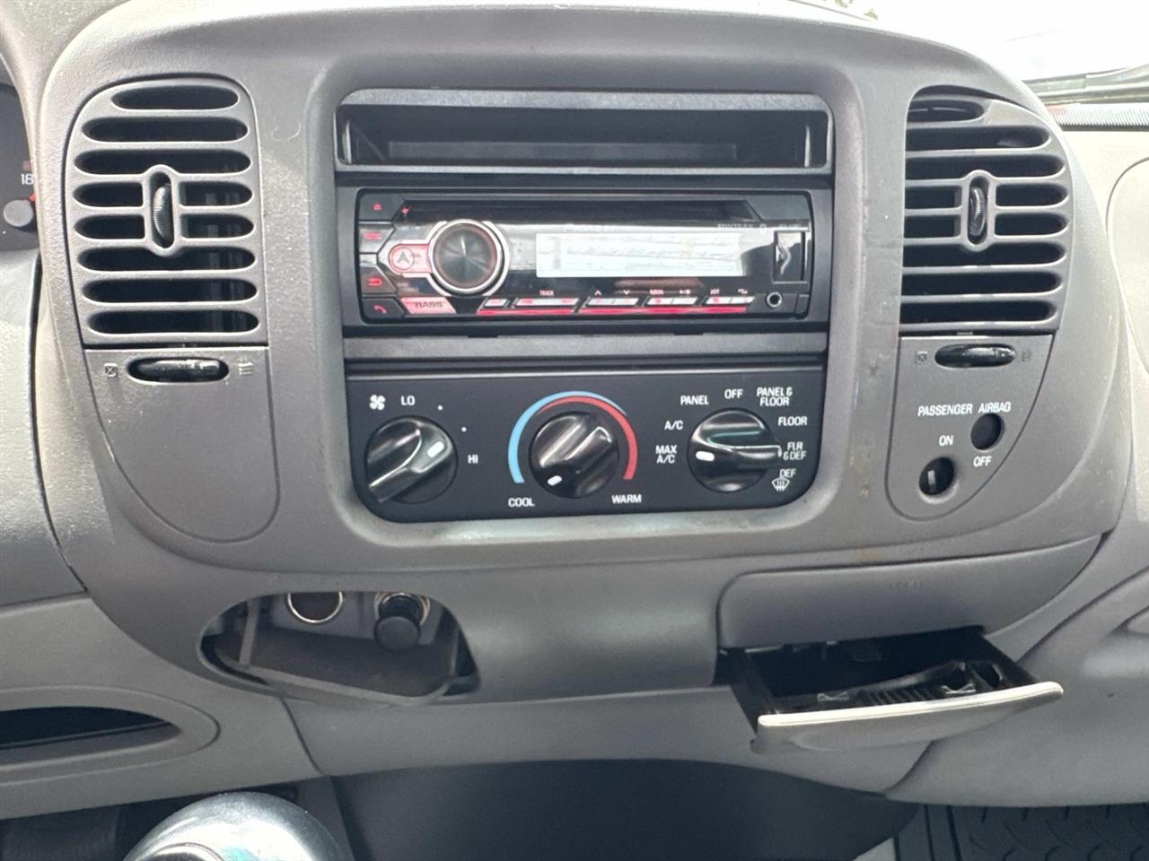 Ford F-150 Reg. Cab Flareside Short Bed 2WD 1997