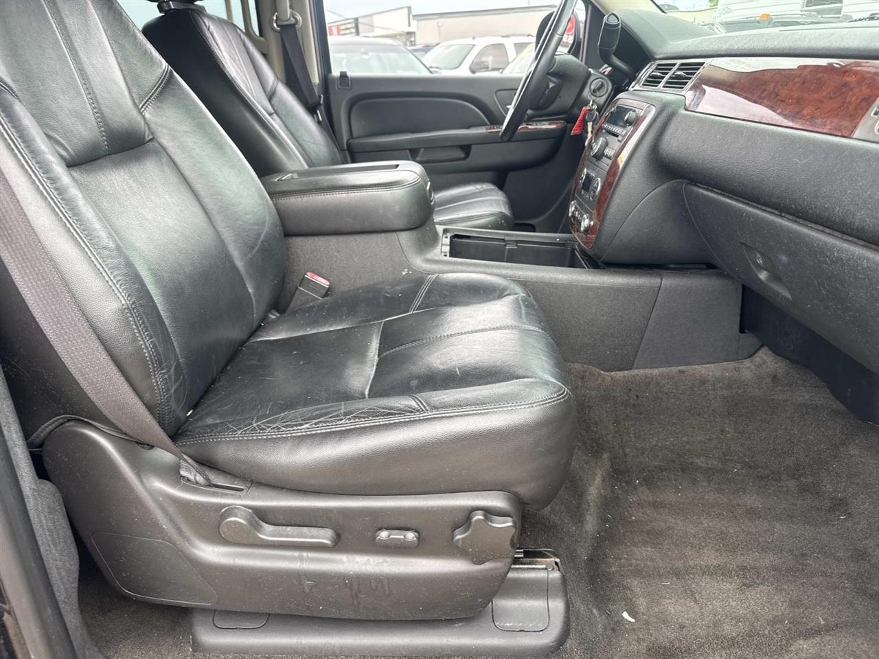 Chevrolet Suburban LT 1500 2WD 2012