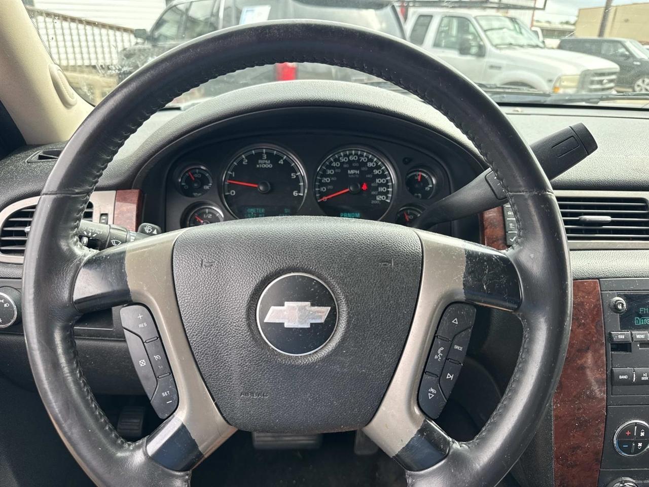 Chevrolet Suburban LT 1500 2WD 2012