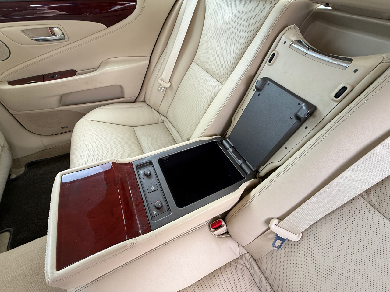 Lexus LS 460 Luxury Sedan AWD 2012