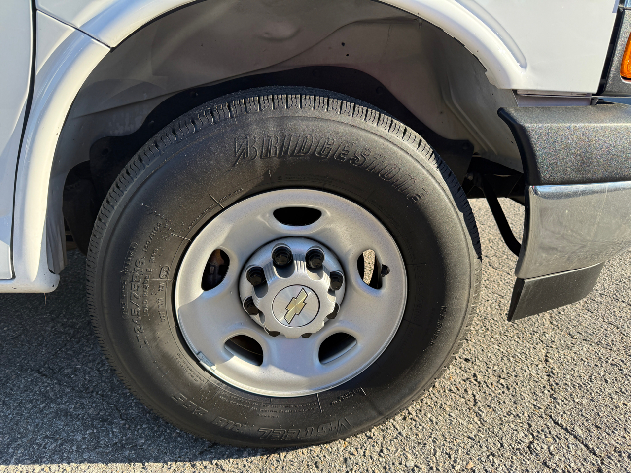 Chevrolet Express Cargo Van RWD 2500 135" 2023