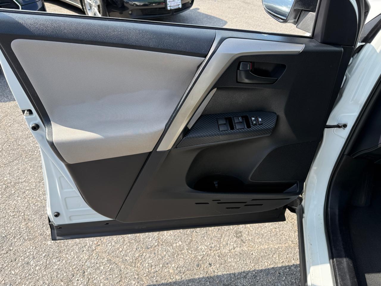 Toyota RAV4 AWD 4dr LE (Natl) 2015