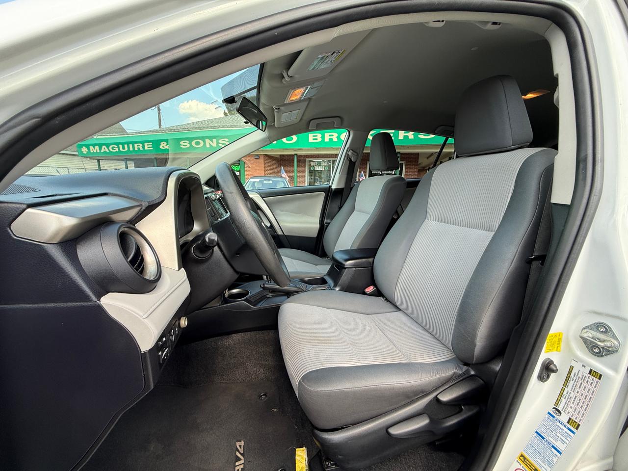 Toyota RAV4 AWD 4dr LE (Natl) 2015