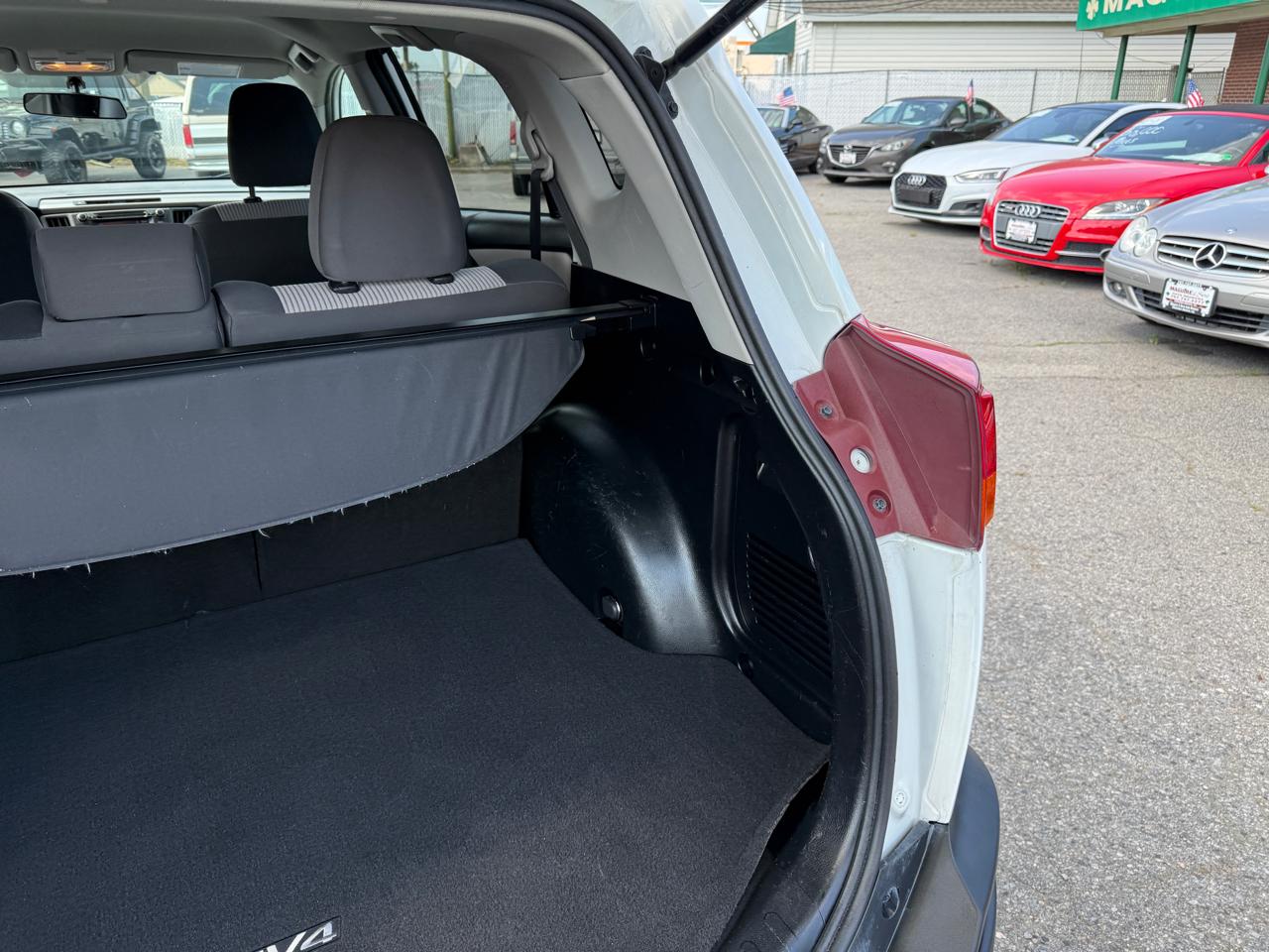 Toyota RAV4 AWD 4dr LE (Natl) 2015