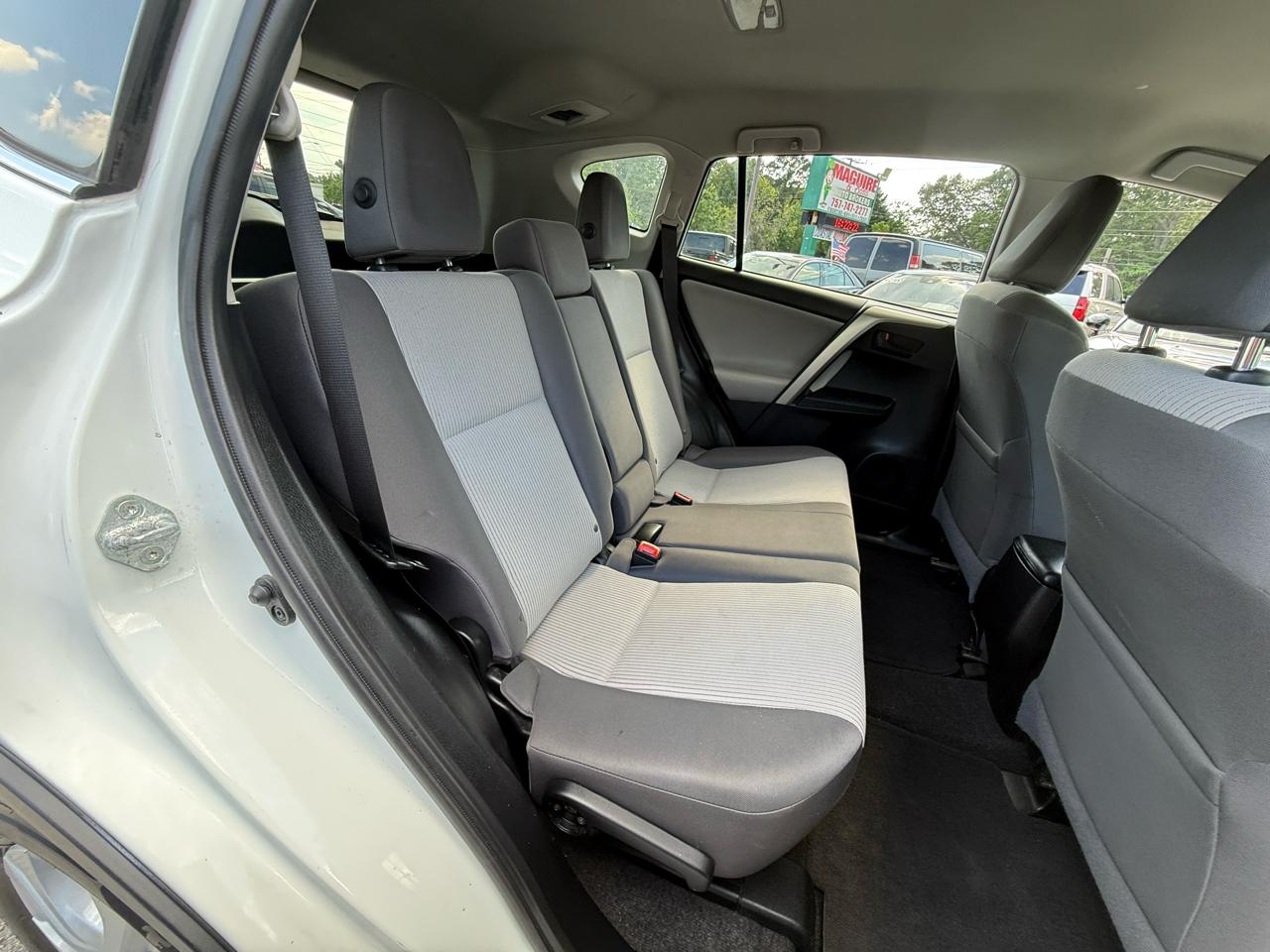 Toyota RAV4 AWD 4dr LE (Natl) 2015