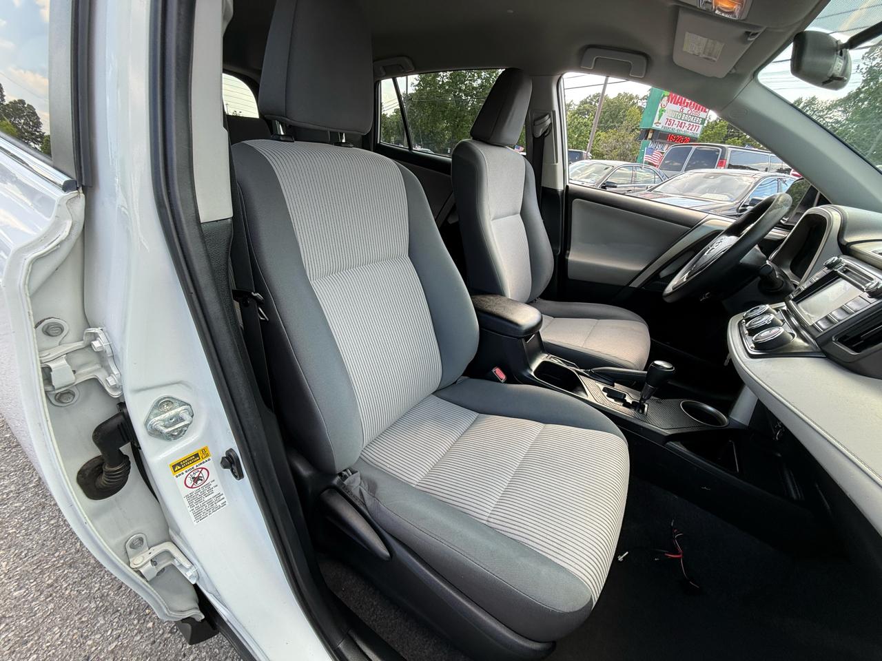 Toyota RAV4 AWD 4dr LE (Natl) 2015