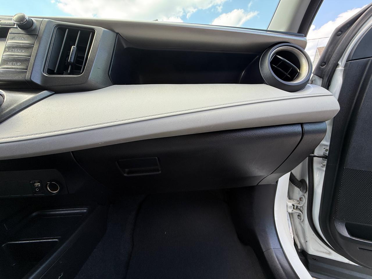 Toyota RAV4 AWD 4dr LE (Natl) 2015