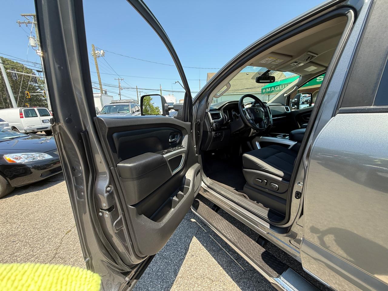 Nissan Titan XD 4WD Crew Cab SV Gas 2016