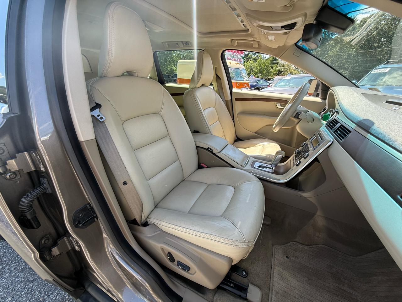 Volvo XC70 4dr Wgn 3.2L 2011