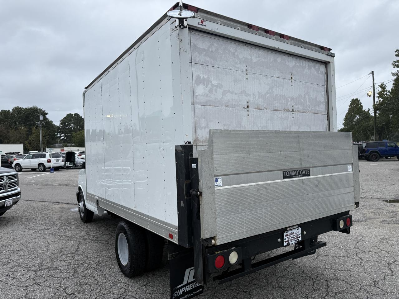 Chevrolet Express Commercial Cutaway RWD 3500 139" WB Work Van 2009