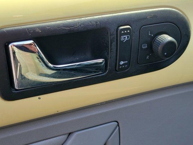 Volkswagen New Beetle  2004