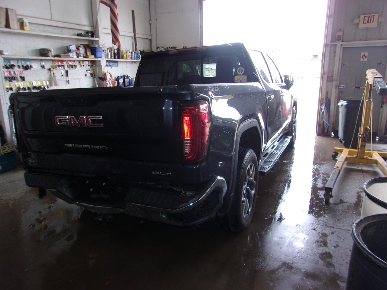 GMC Sierra 1500 4WD Crew Cab 147" SLT 2025
